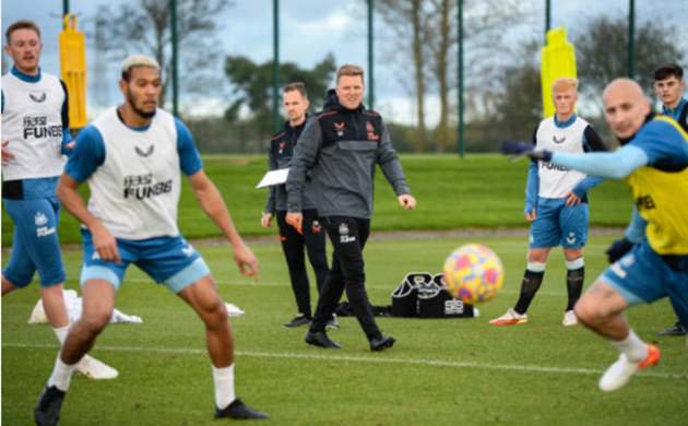 Eddie Howe takes charge of his first training session at Newcastle after arriving at 7am - Bóng Đá