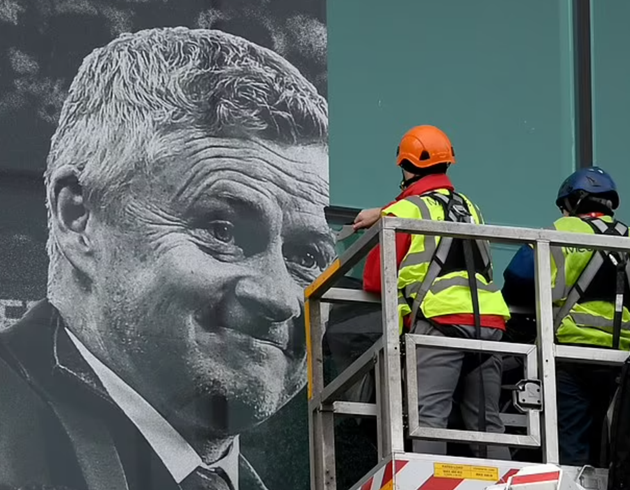 Manchester United tear down giant mural of Ole Gunnar Solskjaer from outside Old Trafford - Bóng Đá