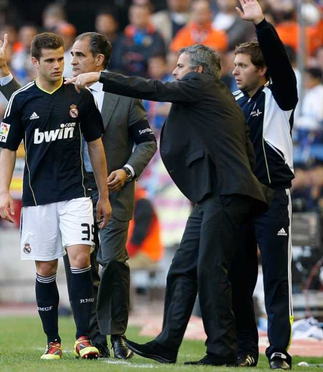 Nacho ra mắt Real Madrid dưới triều đại Mourinho.