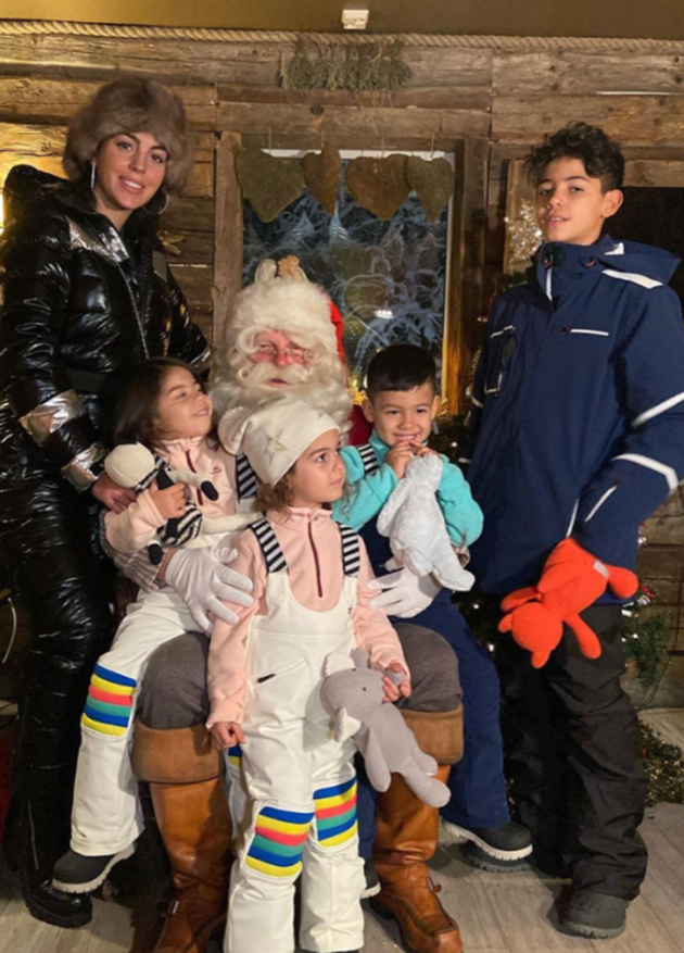 ‘Happiest mum in the world’ – Georgina takes Cristiano Ronaldo’s kids to £1,500-a-night Lapland cabin to see Santa - Bóng Đá