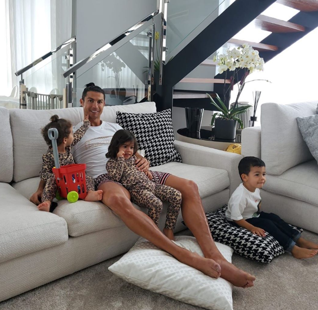 ‘Happiest mum in the world’ – Georgina takes Cristiano Ronaldo’s kids to £1,500-a-night Lapland cabin to see Santa - Bóng Đá