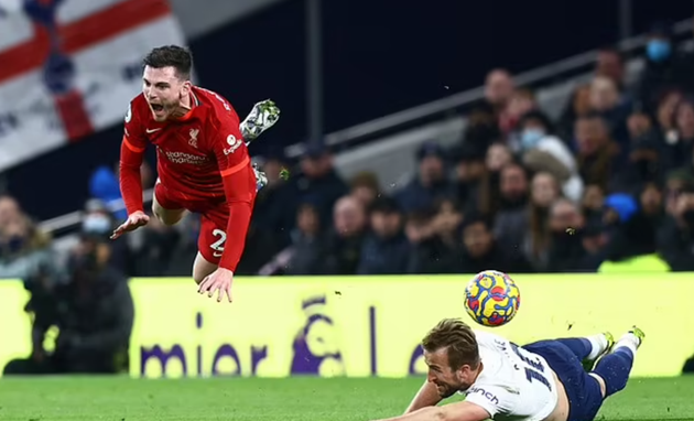  Kane was 'lucky' not to have been sent off for a wild lunge on Robertson in Tottenham's draw with Liverpool, says Gary Neville - Bóng Đá