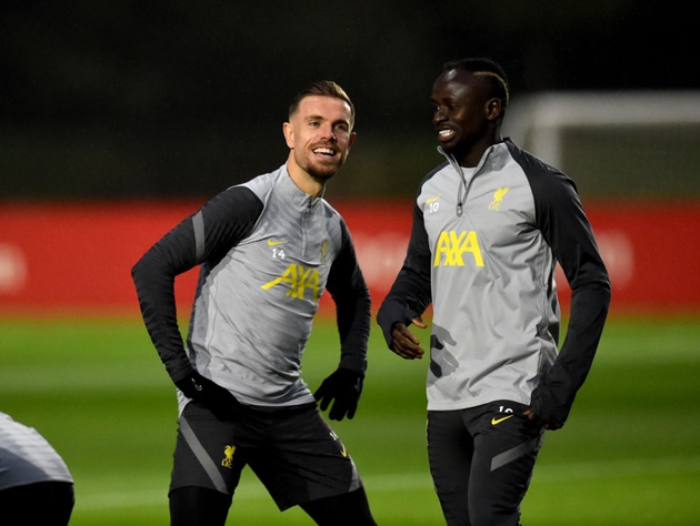 Sadio Mane claims £20m Liverpool ace is sometimes 'stiff' in training (Henderson) - Bóng Đá