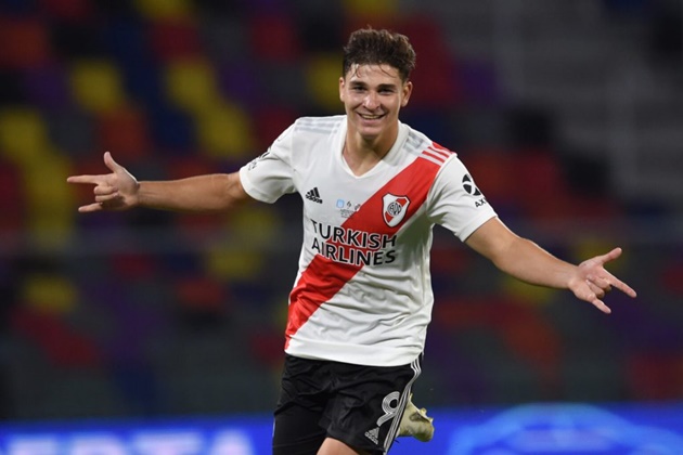 Man United target playing in Argentina warned he could miss World Cup if he leaves for Europe - Bóng Đá
