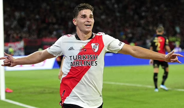 Manchester United 'prepared to pay £17m release clause to secure signing of talented River Plate striker Julian Alvarez - Bóng Đá