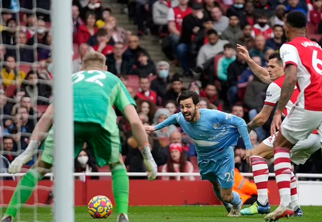 Cesc Fabregas leads fan fury as he blasts 'TERRIBLE decision' to award Man City a spot-kick in win against Arsenal - Bóng Đá