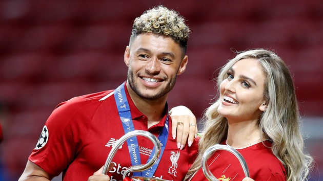 Alex Oxlade-Chamberlain shares snap of him and Perrie Edwards with baby son Axel - Bóng Đá
