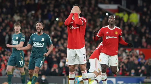 CĐV chế nhạo Ronaldo sau khi đá hụt pen trước Middlesbrough - Bóng Đá