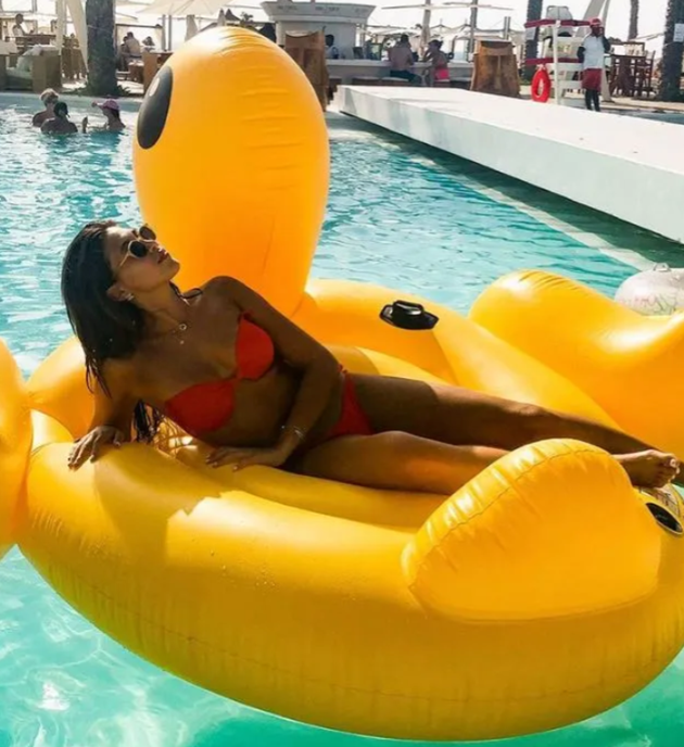 Chelsea keeper Kepa and Miss Universe girlfriend Andrea enjoy romantic Bahamas - Bóng Đá