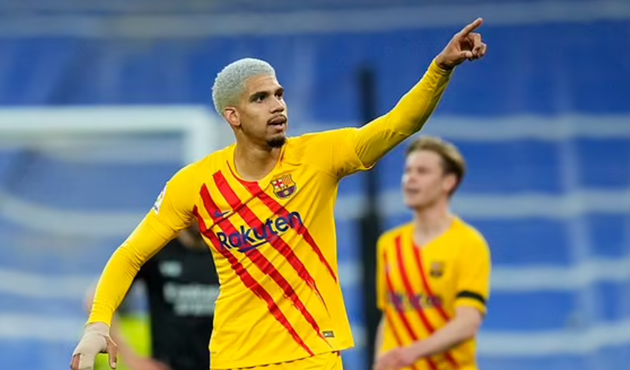 Liverpool 'place bid to sign Ronald Araujo from Barcelona' as they look to take advantage of stand-off over his wages in new contract talks - Bóng Đá