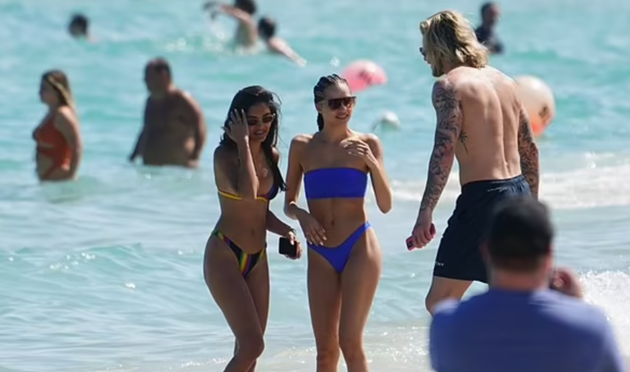 Liverpool's forgotten man Loris Karius enjoys some beach time in Miami - Bóng Đá