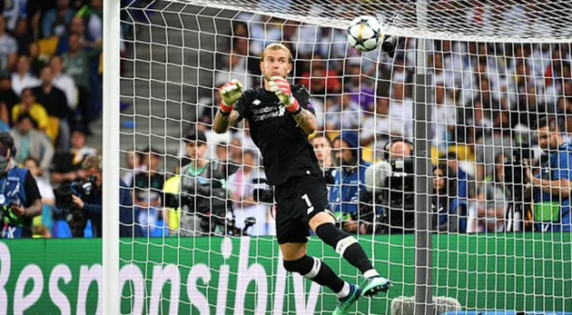 Liverpool's forgotten man Loris Karius enjoys some beach time in Miami - Bóng Đá