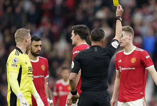 Brendan Rodgers complains of refereeing double-standards after Man United's Scott McTominay escaped red card - Bóng Đá