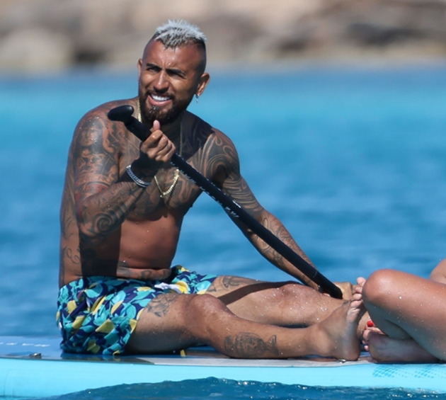 Arturo Vidal relaxes on yacht with girlfriend Sonia Isaza in barely - Bóng Đá