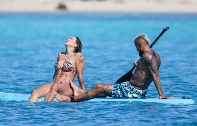 Arturo Vidal relaxes on yacht with girlfriend Sonia Isaza in barely - Bóng Đá
