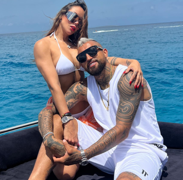 Arturo Vidal relaxes on yacht with girlfriend Sonia Isaza in barely - Bóng Đá