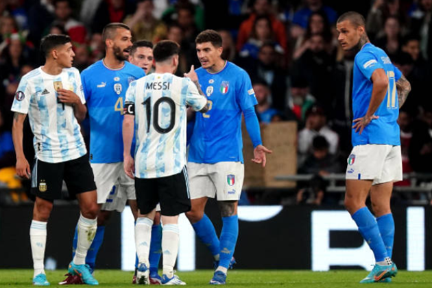  Jorginho bất lực, Chiellini xin 'miếng áo' Messi - Bóng Đá