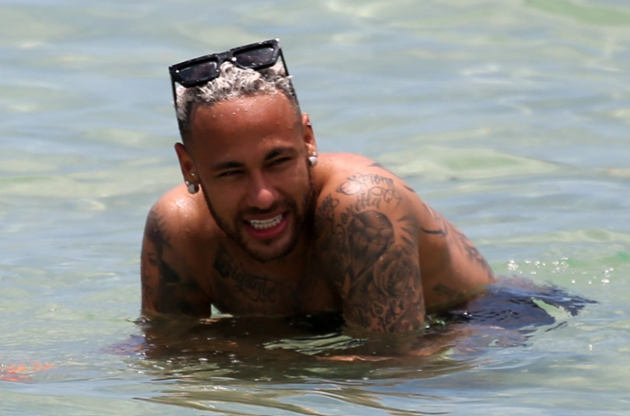 Neymar relaxes in the sea as stunning sister and bikini-clad girlfriend - Bóng Đá