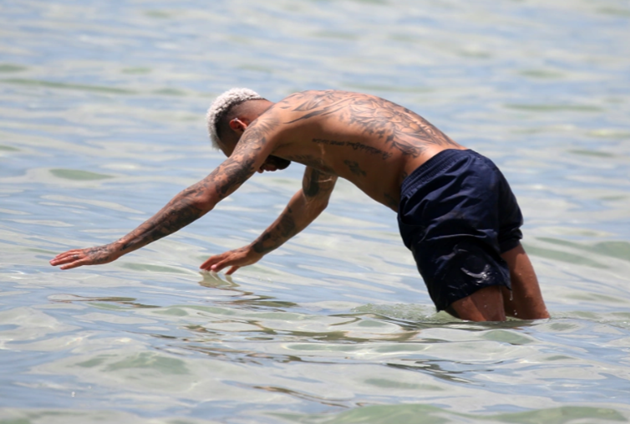 Neymar relaxes in the sea as stunning sister and bikini-clad girlfriend - Bóng Đá