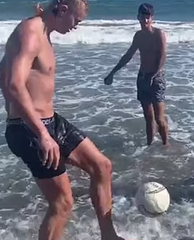 Haaland join in their kickabout on the beach in Marbella - Bóng Đá