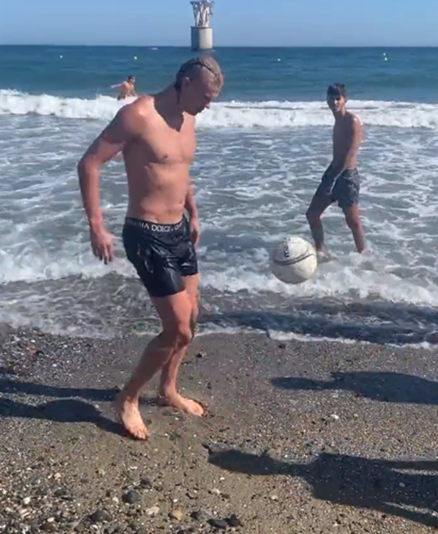 Haaland join in their kickabout on the beach in Marbella - Bóng Đá