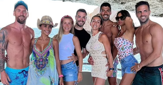 Lionel Messi continues his holiday with former Barcelona team-mates Cesc Fabregas and Luis Suarez - Bóng Đá