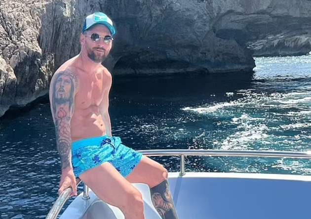 Lionel Messi continues his holiday with former Barcelona team-mates Cesc Fabregas and Luis Suarez - Bóng Đá