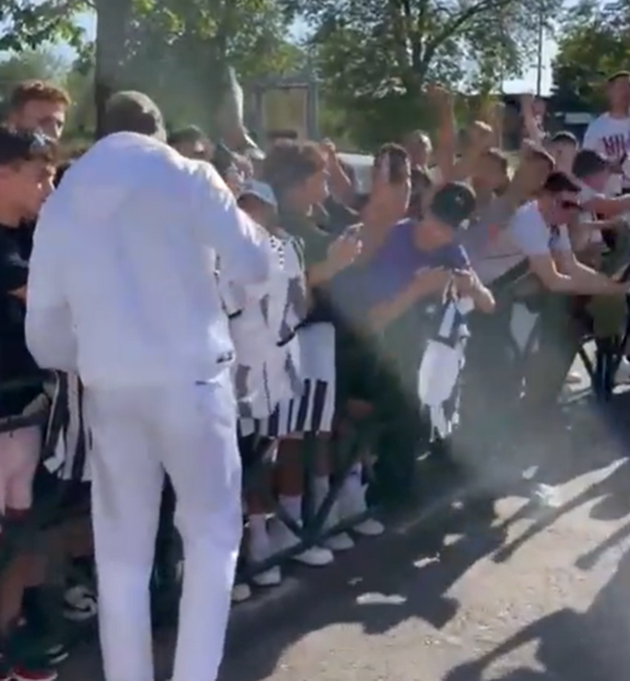 Paul Pogba mobbed by Juventus fans after touching down in Turin - Bóng Đá