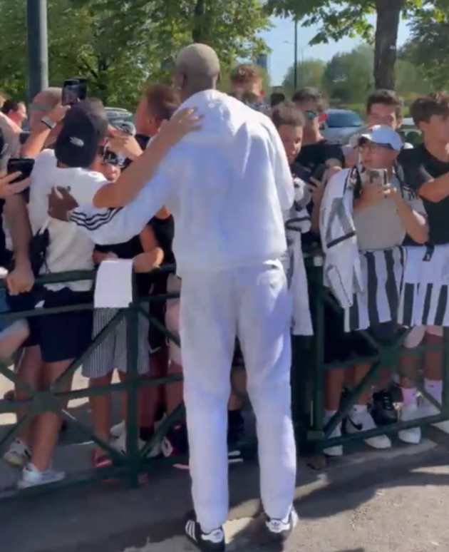 Paul Pogba mobbed by Juventus fans after touching down in Turin - Bóng Đá