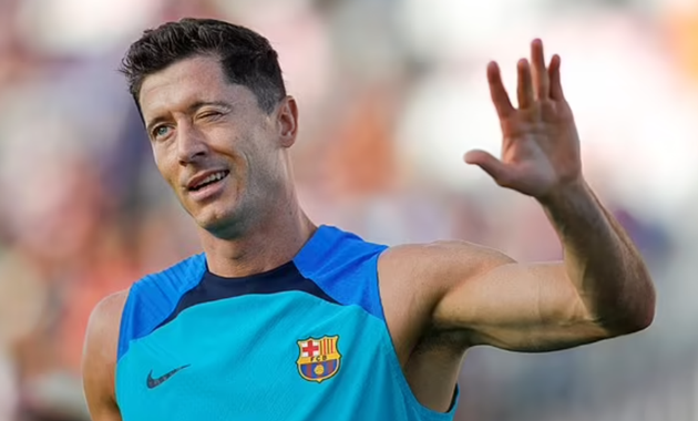 Lewandowski ra mắt Barcelona - Bóng Đá