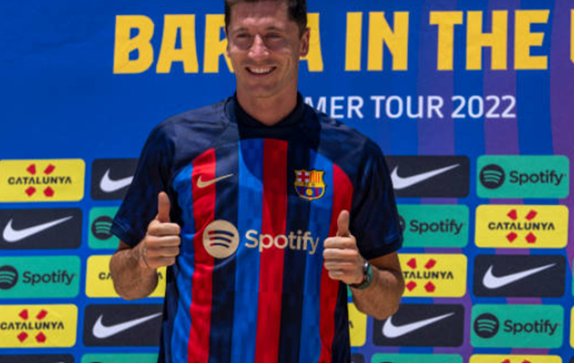 Lewandowski ra mắt Barcelona - Bóng Đá