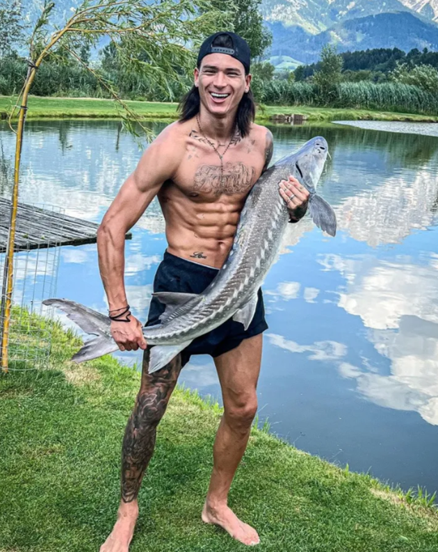 Darwin Nunez shows off ‘absurd’ physique on fishing trip with Liverpool team-mates - Bóng Đá