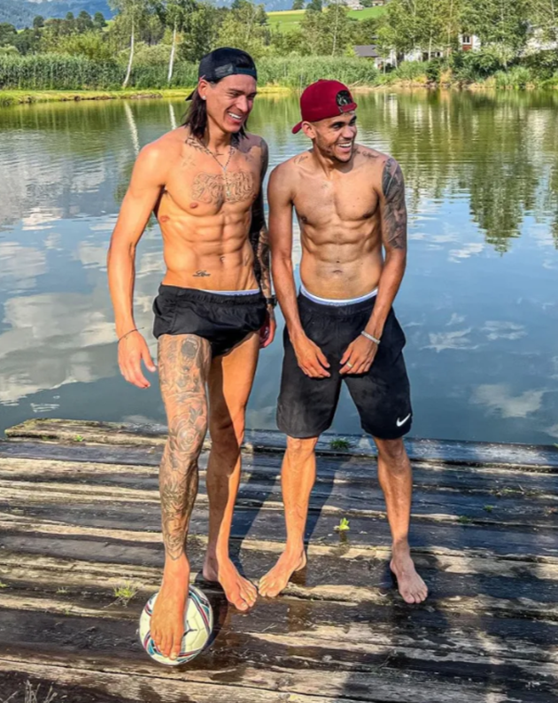 Darwin Nunez shows off ‘absurd’ physique on fishing trip with Liverpool team-mates - Bóng Đá