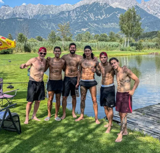 Darwin Nunez shows off ‘absurd’ physique on fishing trip with Liverpool team-mates - Bóng Đá