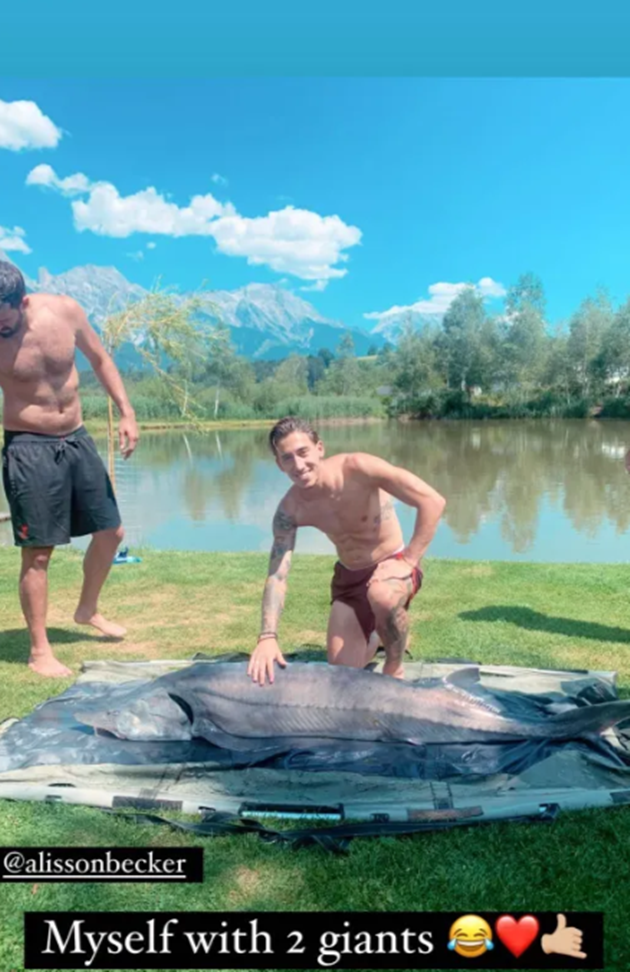 Darwin Nunez shows off ‘absurd’ physique on fishing trip with Liverpool team-mates - Bóng Đá