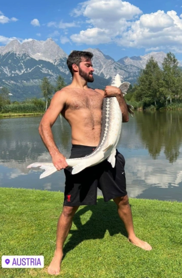 Darwin Nunez shows off ‘absurd’ physique on fishing trip with Liverpool team-mates - Bóng Đá