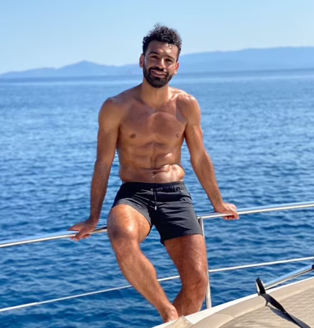 Darwin Nunez shows off ‘absurd’ physique on fishing trip with Liverpool team-mates - Bóng Đá