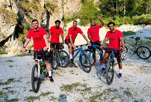 Darwin Nunez shows off ‘absurd’ physique on fishing trip with Liverpool team-mates - Bóng Đá