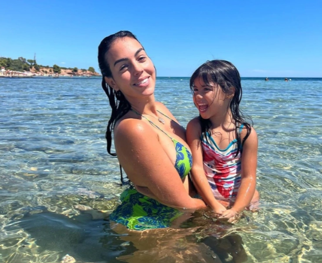 Georgina Rodriguez shows off incredible bikini body in sea - Bóng Đá