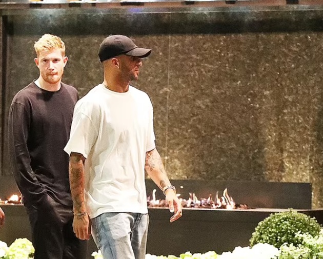 Hình ảnh từ Daily Mail cho thấy các cầu thủ Man City xuất hiện tại nhà hàng The Ivy để tổ chức tiệc sinh nhật sớm cho Jack Grealish. Kevin de Bruyne, Kyle Walker và Riyad Mahrez tay trong tay với vợ tham dự tiệc sinh nhật.