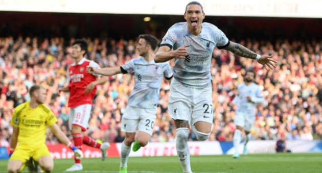 Phút 34, Darwin Nunez gỡ hòa 1-1 cho Liverpool sau đường chuyền dọn cỗ của Luis Diaz. The Kop chơi tự tin hơn sau pha lập công của Nunez. Mặc dù vậy, Bukayo Saka đã tái lập thế dẫn bàn cho Arsenal khi xé lưới Liverpool ở phút 45+5'.