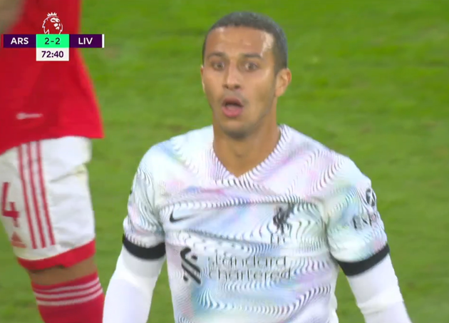 Thế trận được đẩy lên cao trào ở hiệp 2. Phút 53, Roberto Firmino gỡ hòa 2-2 cho đội chủ sân Anfield. Tuy nhiên, Liverpool đã không thể đứng vững trước sức ép liên hồi của Pháo thủ. Phút 72, Thiago Alcantara có tình huống hỗ trợ phòng ngự tai hại.