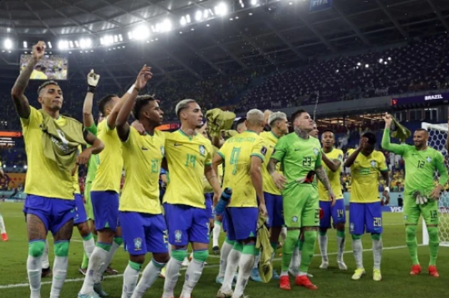 Gary Neville rates Brazil’s chances of winning the World Cup after Casemiro stunner - Bóng Đá