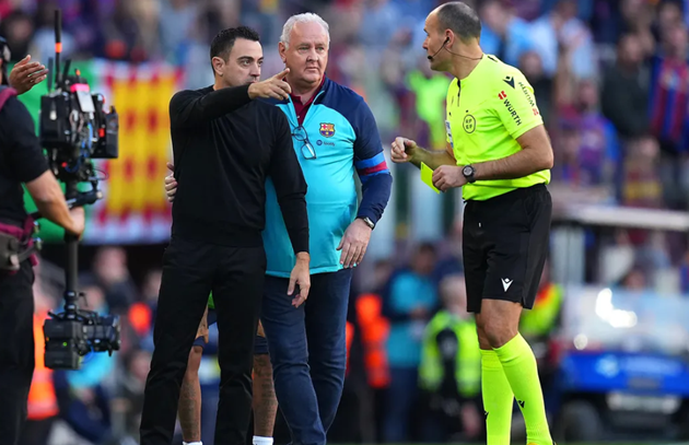 Xavi: Lahoz was giving out cards for no reason - Bóng Đá