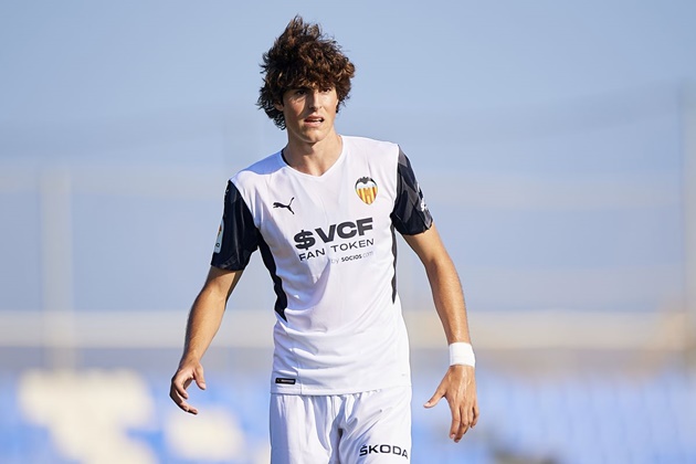 Barcelona interested in signing 19-year-old Valencia midfield prodigy (Javi Guerra) - Football