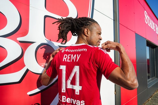 Official, completed. Loïc Remy signs as new Brest player - Bóng Đá