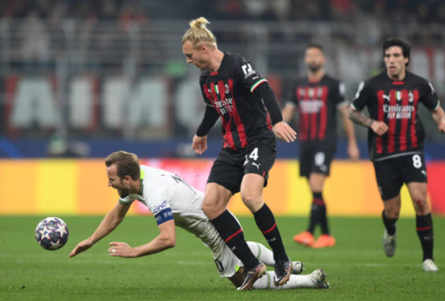 Rạng sáng nay, AC Milan có cuộc tiếp đón Tottenham Hotspur trên sân nhà trong khuôn khổ lượt đi vòng 16 đội Champions League. Cả hai bên đều tung ra sân những nhân tố tốt nhất có thể vào lúc này. Trận đấu diễn ra kịch tính, nhiều va chạm ngay sau tiếng còi khai cuộc của trọng tài chính.