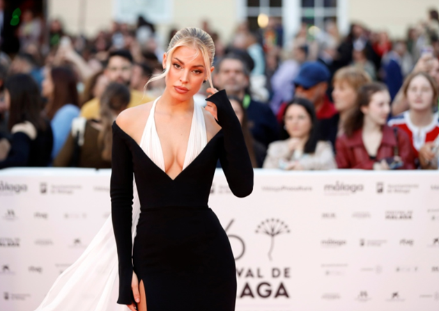Ex-Barcelona star’s stunning Wag suffers wardrobe malfunction - Bóng Đá