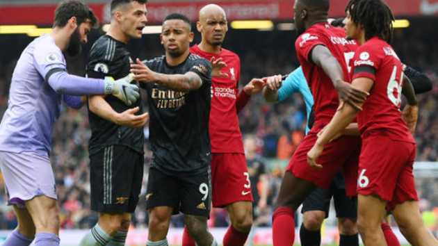 Xhaka va chạm với Alexander-Arnold.