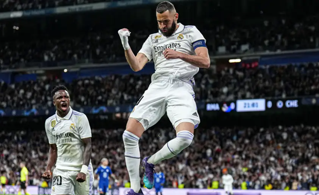 Benzema xé lưới Chelsea.